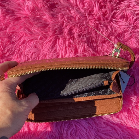 Steve Madden faux leather embossed logo gold tone hardware wallet NWT - Picture 6 of 10